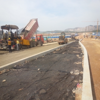 泓途租賃攤鋪機在濟青改擴建第二標段施工