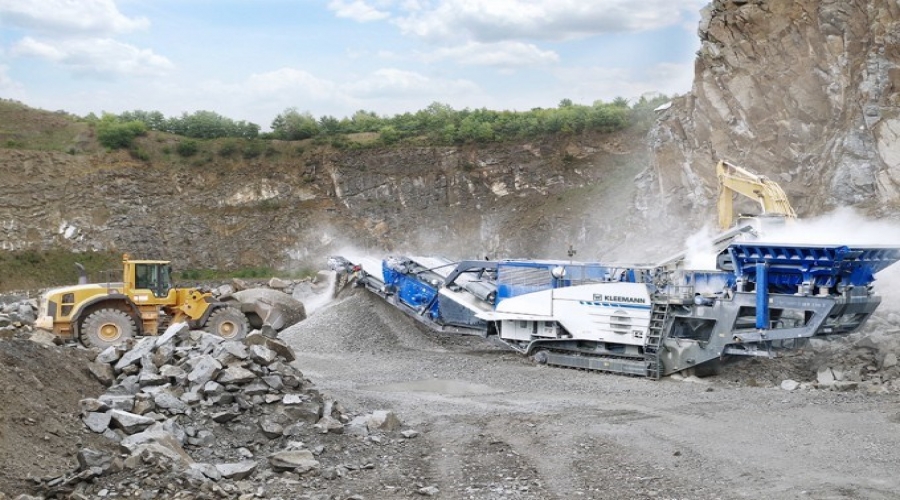 克磊鏝移動破碎機在施工作業(yè)