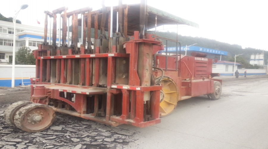 路面破碎機在作業