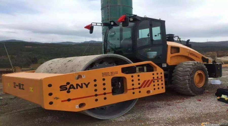 泓途租賃全新36噸單鋼輪壓路機助力十四局項目